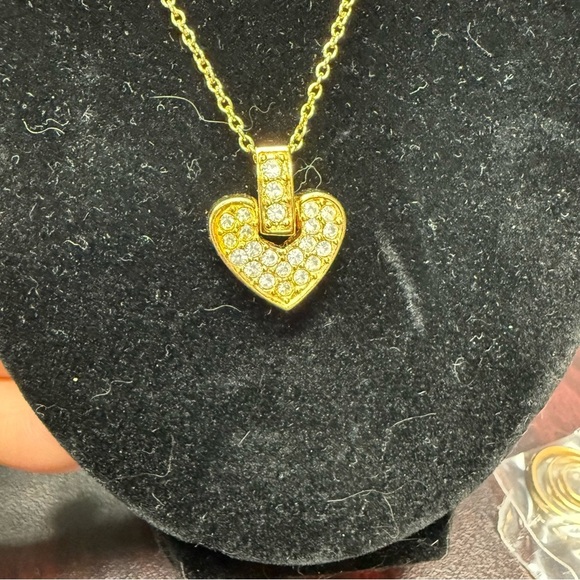 Avon “Change of Heart” Goldtone Heart Pendant Necklace with Delicate Chain NIB - Picture 8 of 8